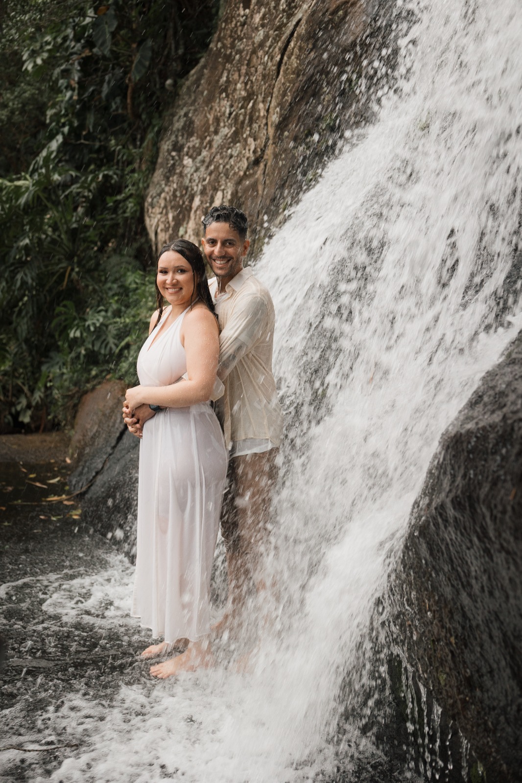 Larissa e Johnny abraçados na cachoeira