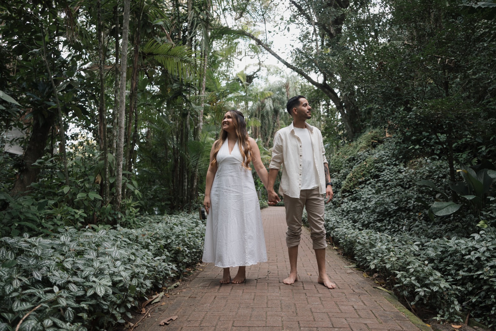 Larissa e Johnny de mãos dadas no jardim